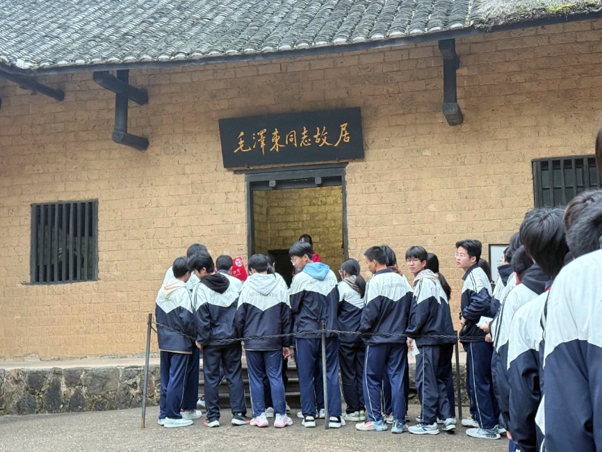 追尋偉人足跡，傳承革命精神|衡南大同高中學(xué)子赴韶山開(kāi)展紅色研學(xué)活動(dòng)