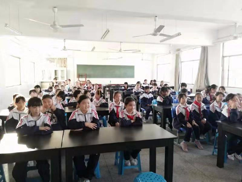 關(guān)愛女生，呵護(hù)成長——2018年下學(xué)期 《女生青春期生理衛(wèi)生保健》講座